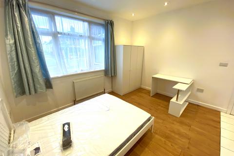 Studio to rent, Ilford Lane, Ilford IG1