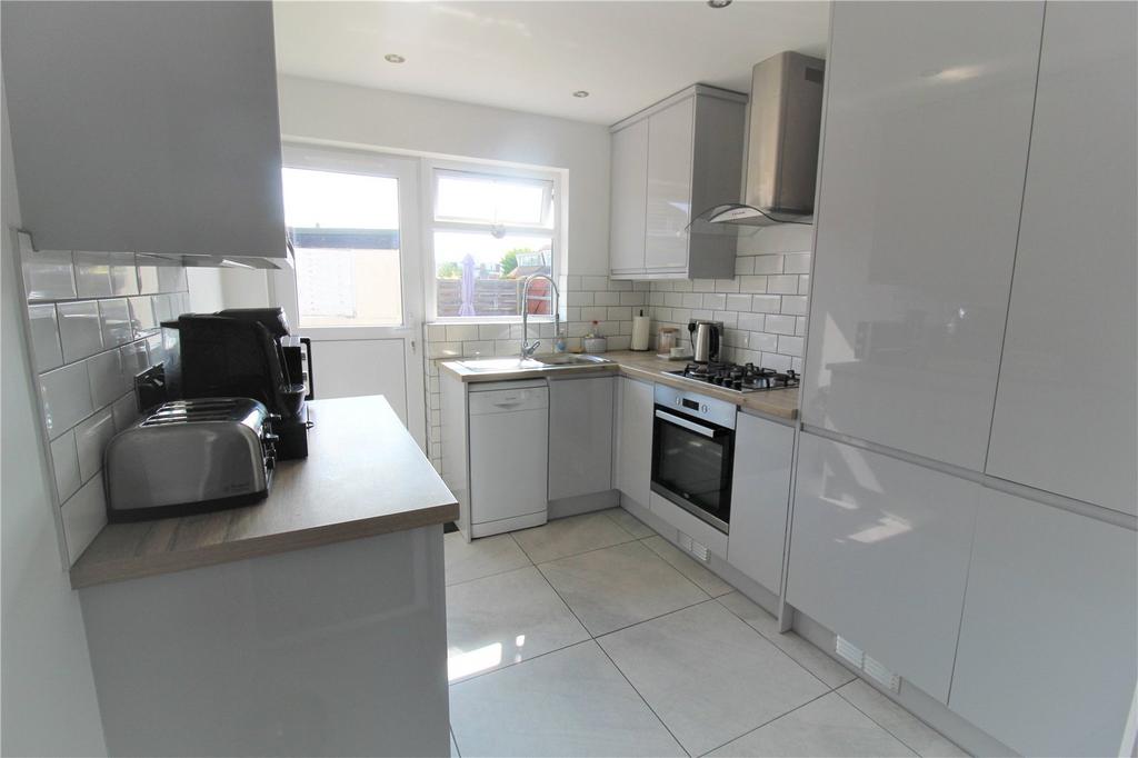 Spencer Gardens, Rochford, Essex, SS4 3 bed semidetached house for