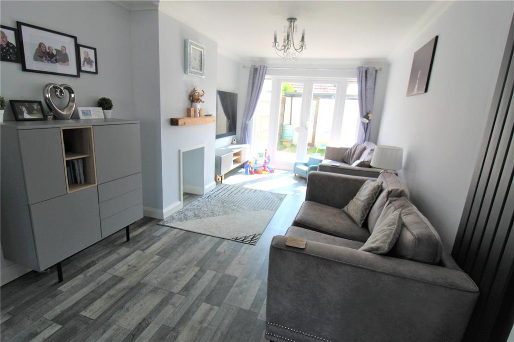 Spencer Gardens, Rochford, Essex, SS4 3 bed semidetached house for