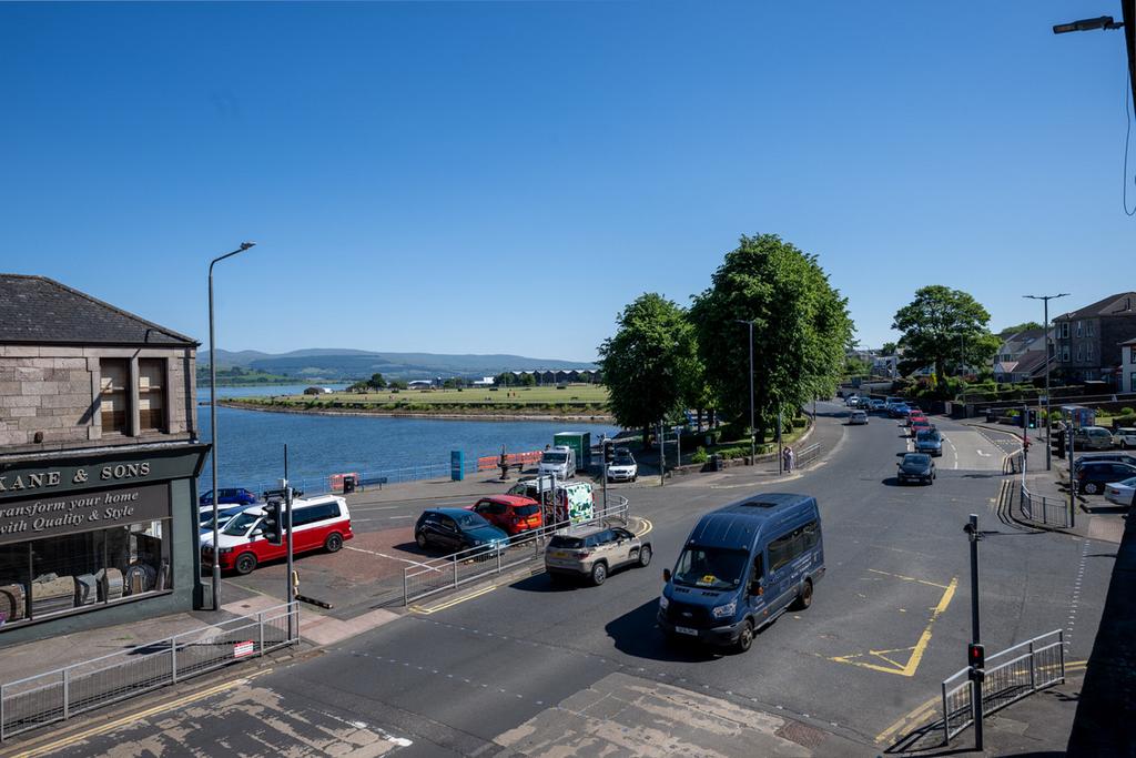 Manor Crescent, Gourock, PA19 1 bed flat £74,000