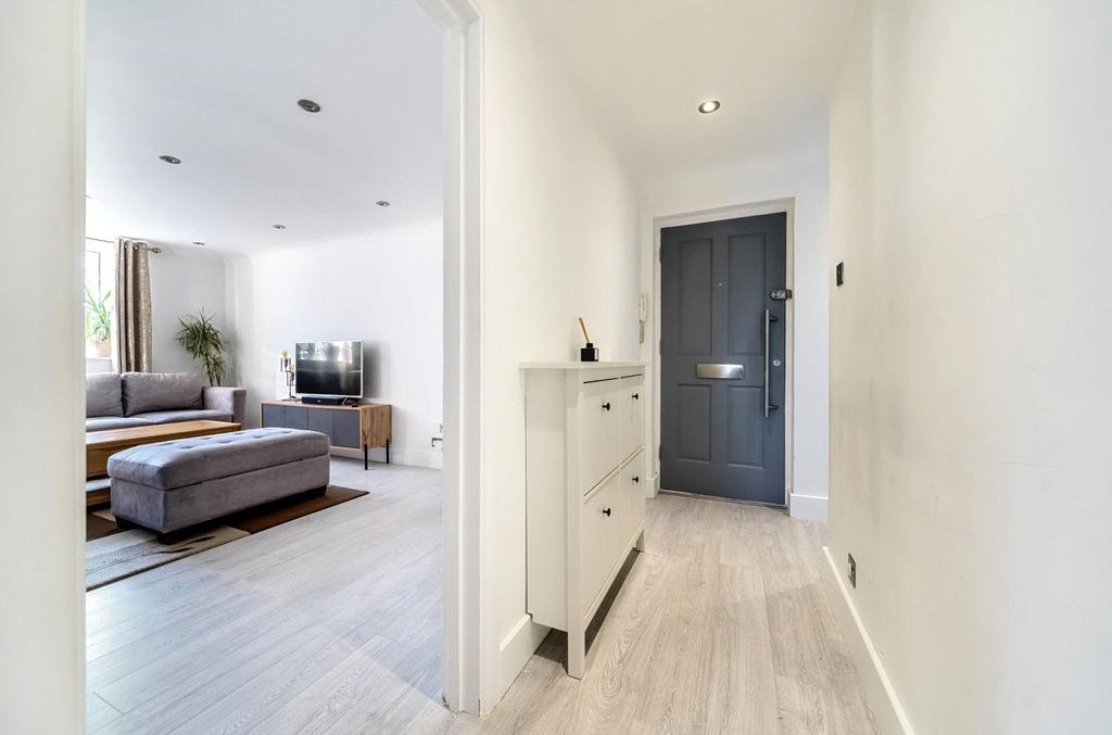 Craigmount, Radlett, Hertfordshire, WD7 3 bed apartment for sale £400,000