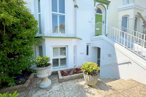 1 bedroom apartment to rent, West Terrace, Eastbourne BN21