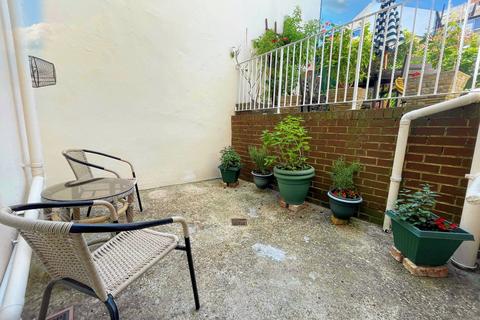 1 bedroom apartment to rent, West Terrace, Eastbourne BN21