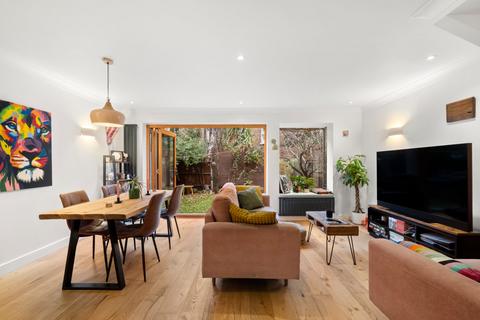 3 bedroom house to rent, Langley Lane, London