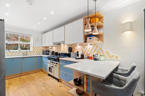 3 bedroom house to rent, Langley Lane, London