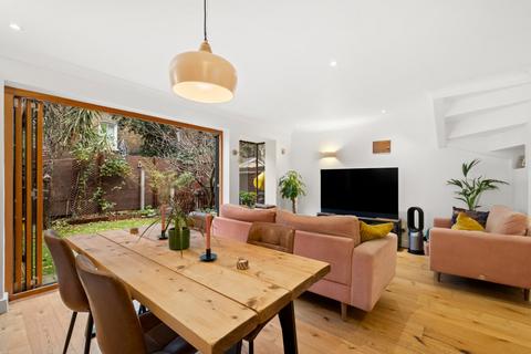 3 bedroom house to rent, Langley Lane, London
