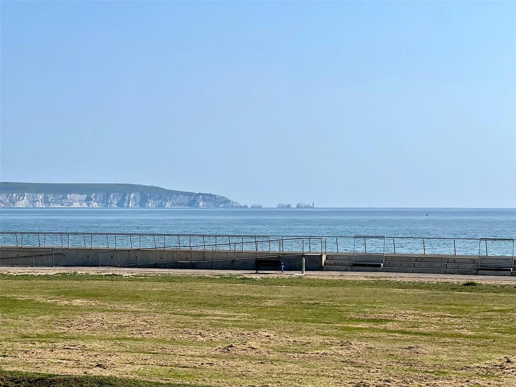 Hurst Road, Milford on Sea, Lymington, Hampshire, SO41 2 bed apartment for sale £495,000
