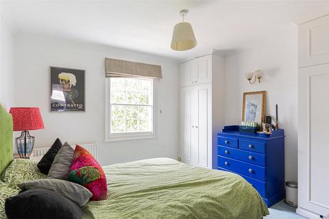 19 Albany Passage, Richmond, TW10 6DL