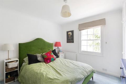 19 Albany Passage, Richmond, TW10 6DL