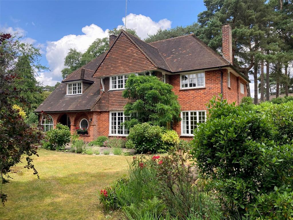 Upper Chobham Road, Camberley, Surrey, GU15 5 bed detached house for