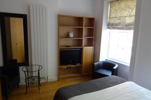 Studio to rent, Cartwright Gardens, Bloomsbury, London, WC1H