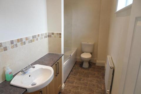 3 bedroom terraced house to rent, Kirk Lane, Yeadon, Leeds, West Yorkshire, UK, LS19