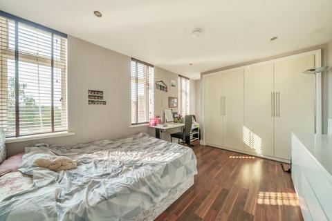 3 bedroom flat for sale, Bushey,  Hertfordshire,  WD23