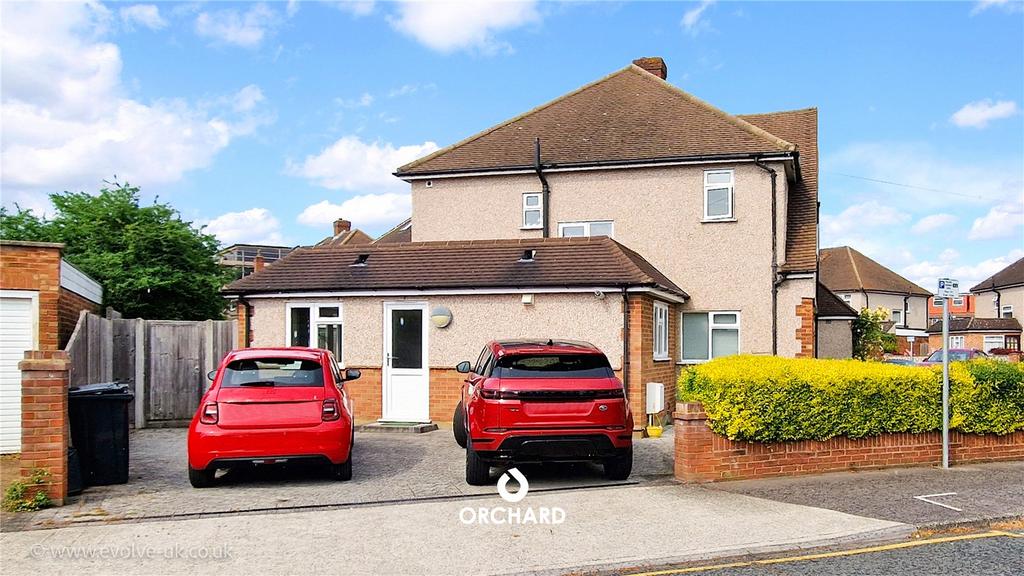 Clovelly Avenue, Ickenham, UB10 3 bed semidetached house £2,100 pcm