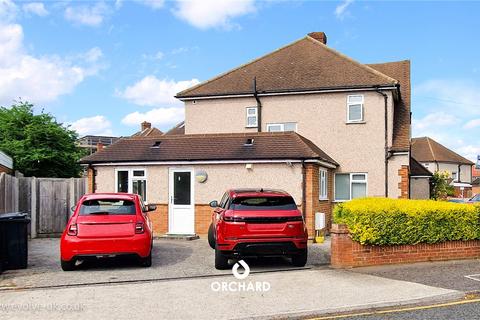 3 bedroom semi-detached house to rent, Clovelly Avenue, Ickenham, UB10