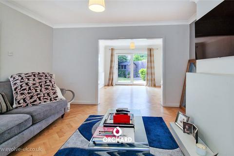 3 bedroom semi-detached house to rent, Clovelly Avenue, Ickenham, UB10