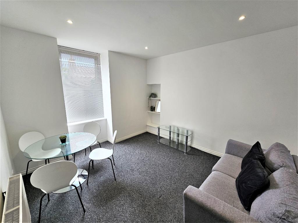 Claremont Street, City Centre, Aberdeen, AB10 2 bed flat £750 pcm (£173 pw)