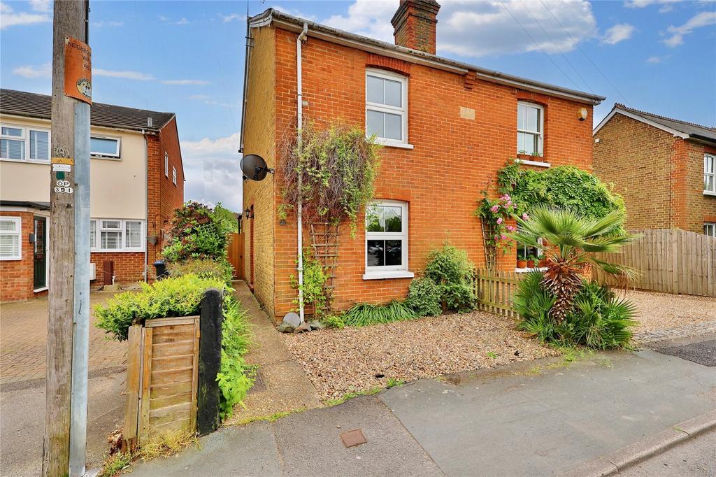 Queens Road, Knaphill, Woking... 4 bed semidetached house £450,000