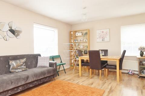 2 bedroom flat to rent, Greenwich Court, Romford, RM1
