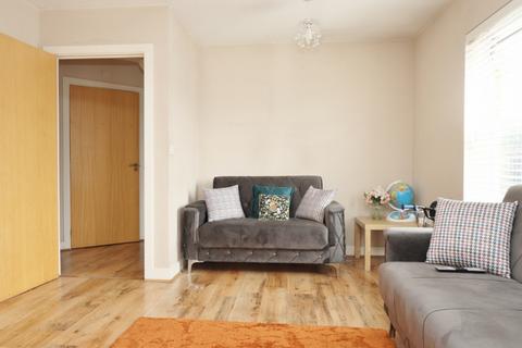 2 bedroom flat to rent, Greenwich Court, Romford, RM1