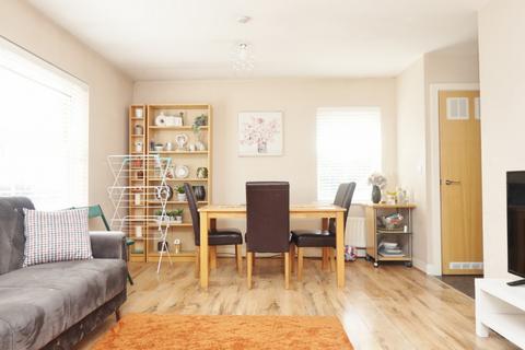 2 bedroom flat to rent, Greenwich Court, Romford, RM1