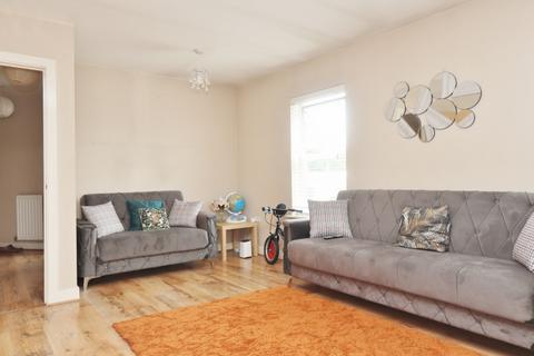 2 bedroom flat to rent, Greenwich Court, Romford, RM1