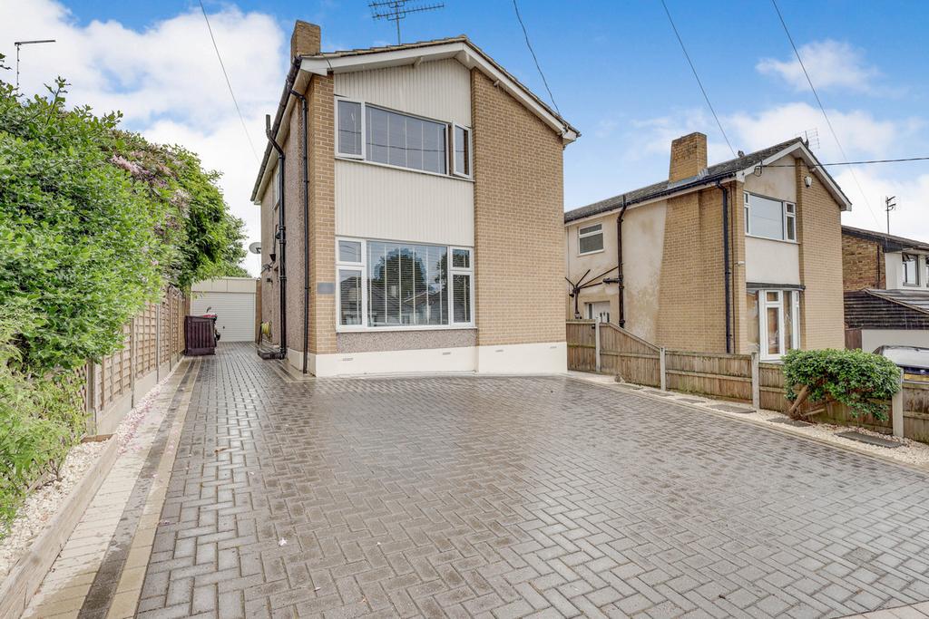 Rayleigh Avenue, Leighonsea, SS9 3 bed detached house for sale £425,000