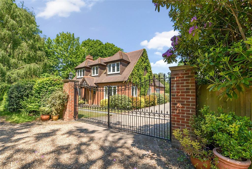 Roundabout Road, Copthorne, Crawley, West Sussex 4 bed detached house