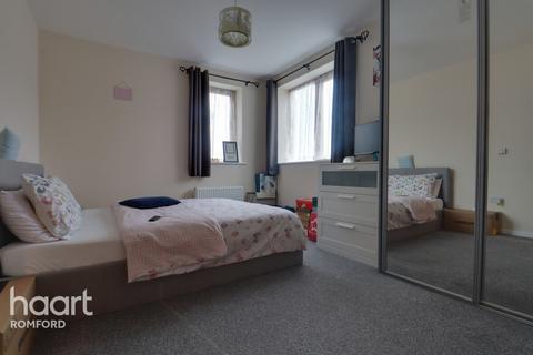 2 bedroom apartment to rent, Hilldene Avenue, Romford