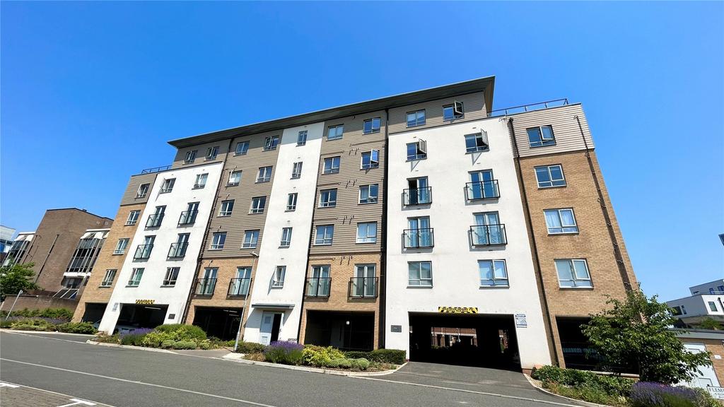 Fleming Place, Bracknell, Berkshire... 1 bed apartment £210,000