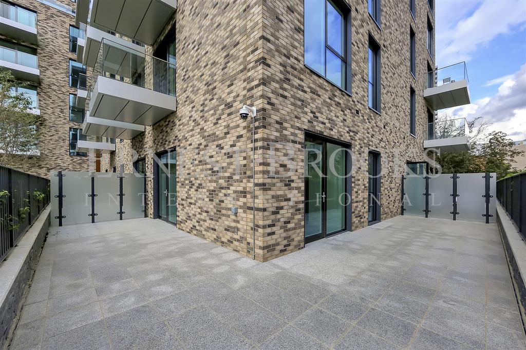 Hadleigh Apartments, Woodberry Down... 1 bed apartment £2,000 pcm (£