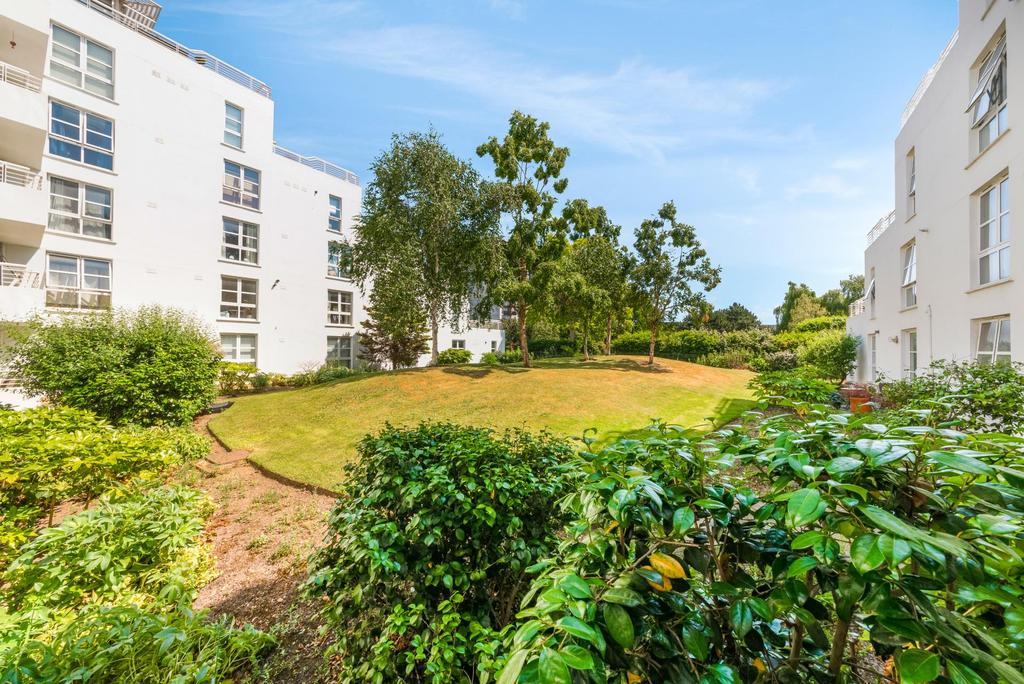 Barrier Point Road, London, E16 2 bed apartment for sale £375,000