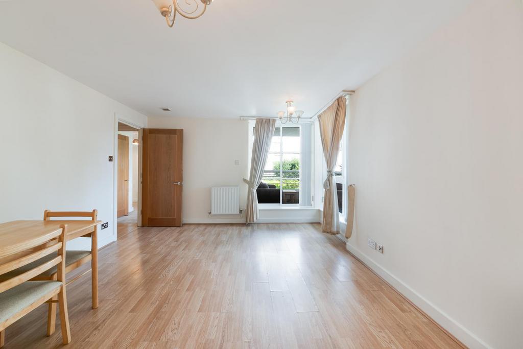 Barrier Point Road, London, E16 2 bed apartment for sale £375,000