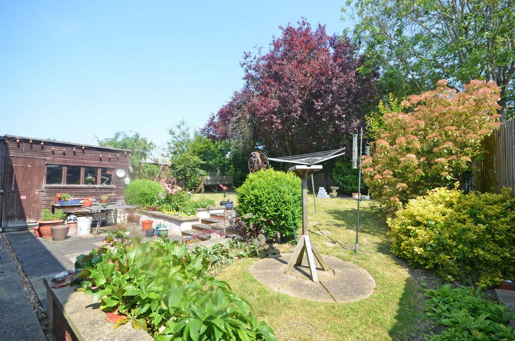 Holmes Avenue 4 bed detached house for sale £325,000