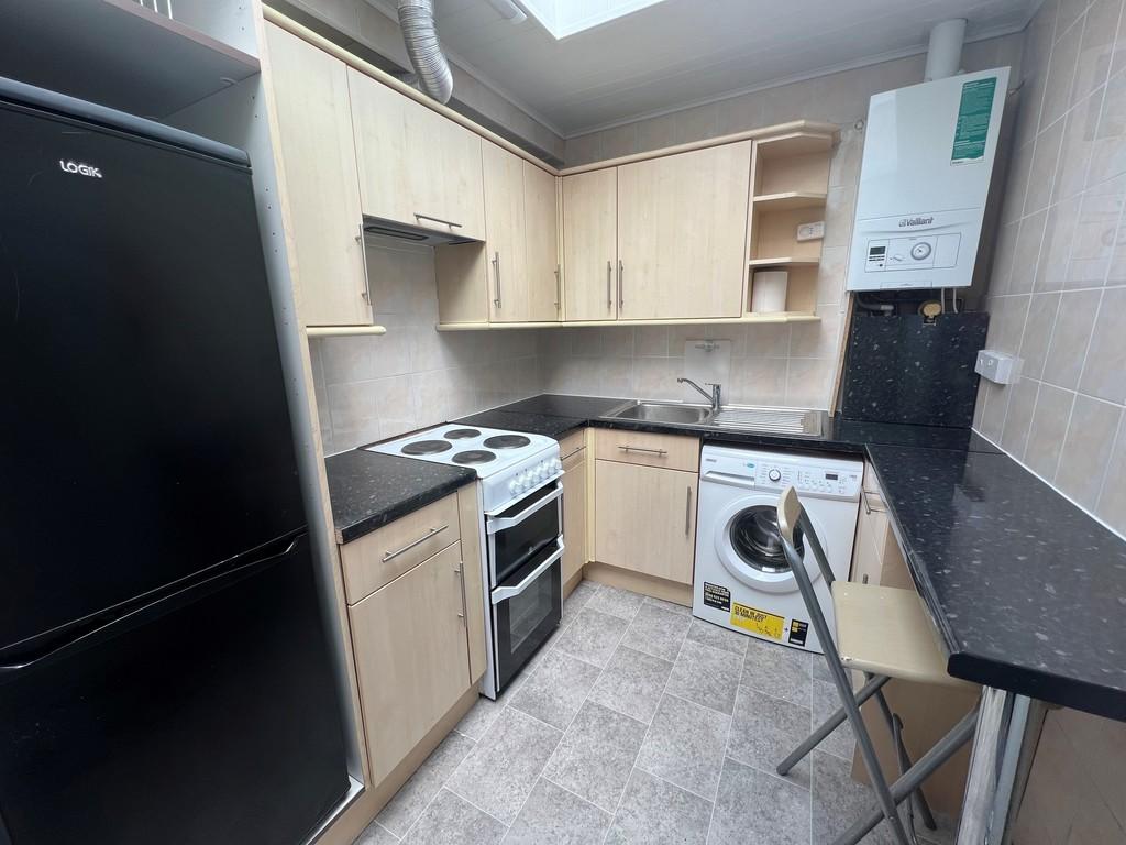 Pinner Green, Pinner HA5 3 bed apartment to rent £1,750 pcm (£404 pw)
