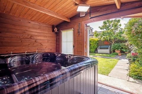 2 Burford Close, Uxbridge, UB10 8EH