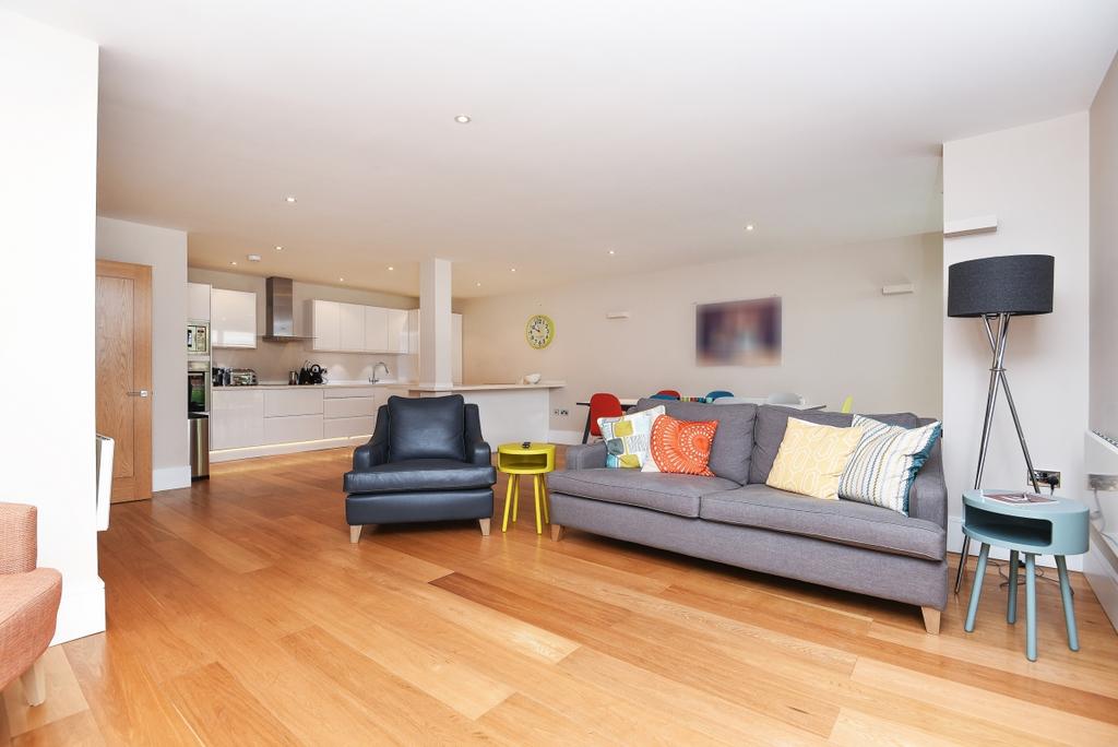 Broadbridge Apartments, Clapham North... 2 bed flat £2,750 pcm (£635 pw)