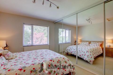 30 Holt Gardens, Studley, B80 7NU