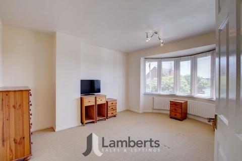 30 Holt Gardens, Studley, B80 7NU