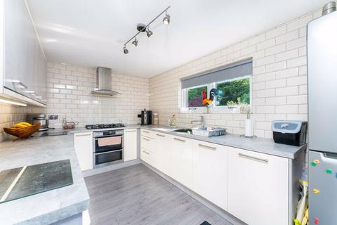 16 Dalrymple Crescent, EH21 6DT