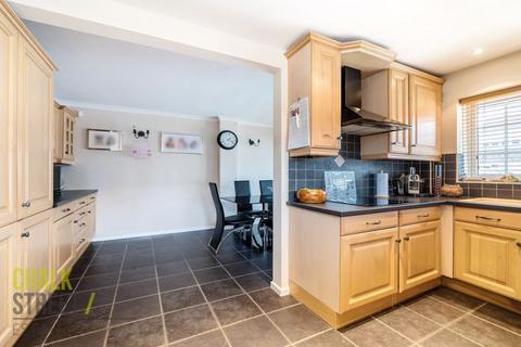 60 Birch Close, Romford, RM7 8EU
