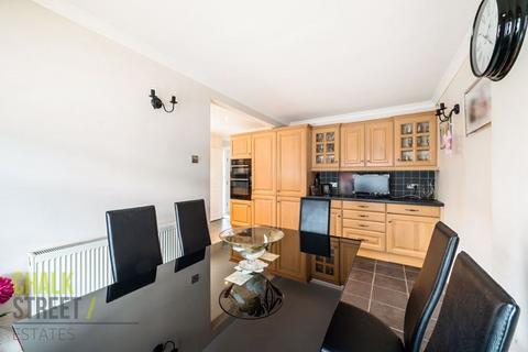 60 Birch Close, Romford, RM7 8EU