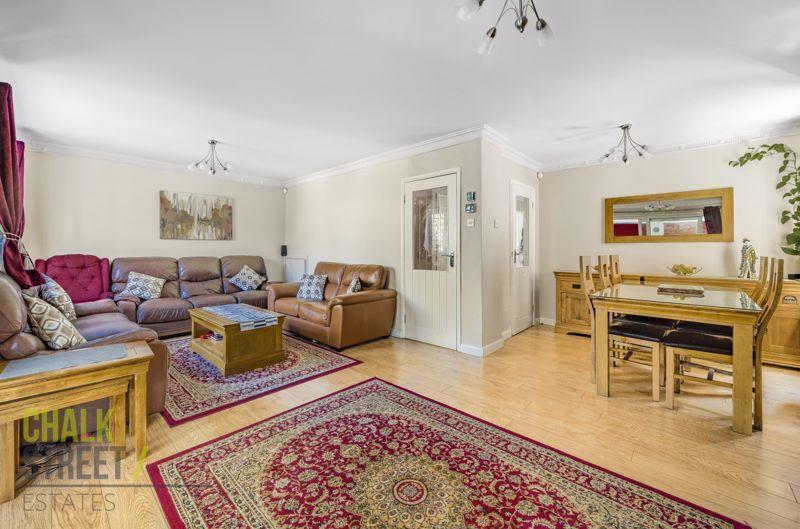 Calmore Close, Hornchurch, RM12 5 bed detached house for sale £700,000