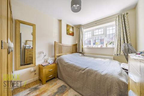 6 Calmore Close, Hornchurch, RM12 6SN