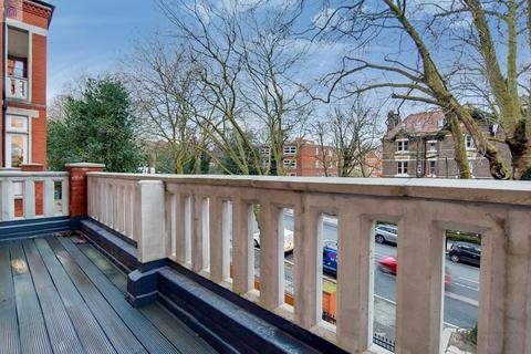 4 bedroom apartment to rent, Fitzjohns Avenue, NW3