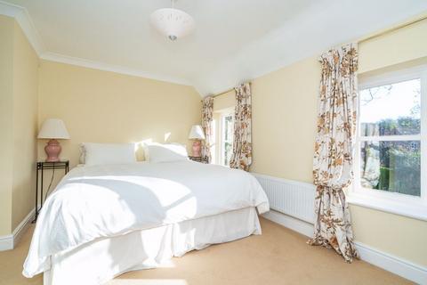 5 Augustine Mews, Great Missenden, HP16 0AS