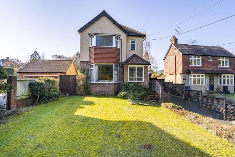 Valley Road, Hughenden Valley HP14 3 bed detached house £600,000