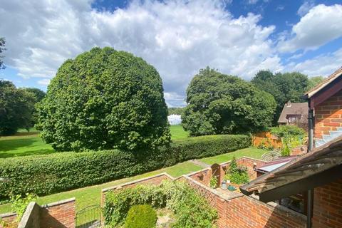 8 Abbey Walk, Great Missenden, HP16 0AY