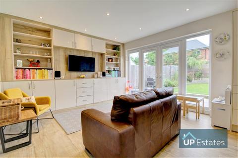 24 Flanders Close, Burbage, Hinckley, LE10 2FN