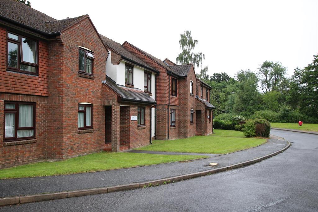 Gorringes Brook, Horsham 1 bed flat £775 pcm (£179 pw)